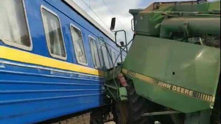 На Киевщине комбайн влетел в пассажирский поезд (ФОТО)