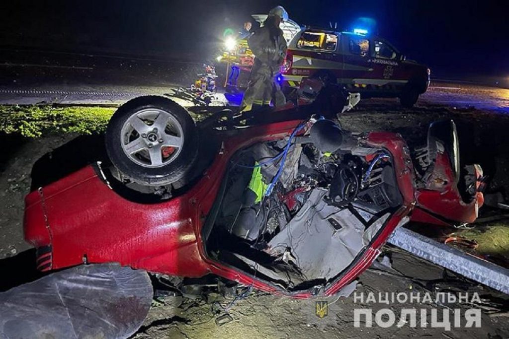 На Тернопольщине Mitsubishi на пустой дороге слетела в кювет: погибла невеста водителя (ФОТО)