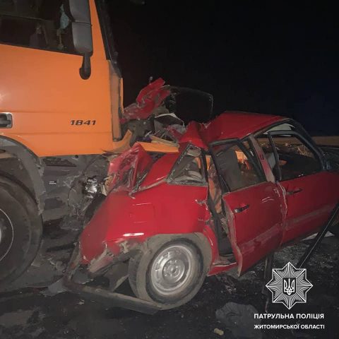 На Житомирщине столкнулись Audi и грузовик: погибли два человека (ФОТО)