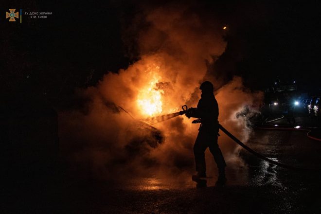 Ночью на Оболони горели автомобили (ФОТО, ВИДЕО)