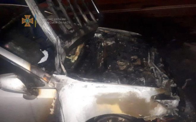 В Харькове сгорел автомобиль, принадлежащий высокопоставленному чиновнику (ФОТО)