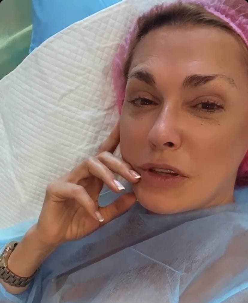 Ольга Сумская показала, как отходит от наркоза в больнице (ФОТО)