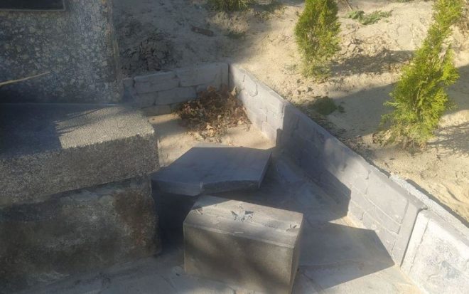 Под Киевом вандалы осквернили памятник (ФОТО)