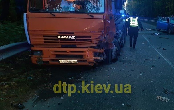 Под Киевом водитель Mitsubishi врезался в КамАЗ и погиб на месте (ФОТО)