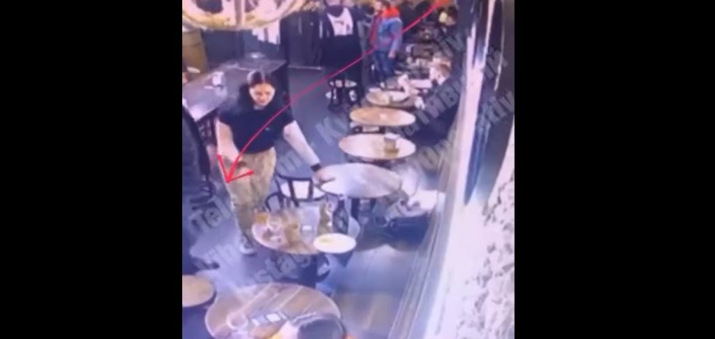 В центре Киева в ресторане опоили и ограбили девушку (ВИДЕО)