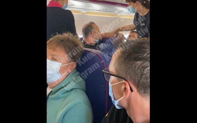 На борту самолета Ларнака-Киев «антимасочник» обматерил пассажиров (ВИДЕО)