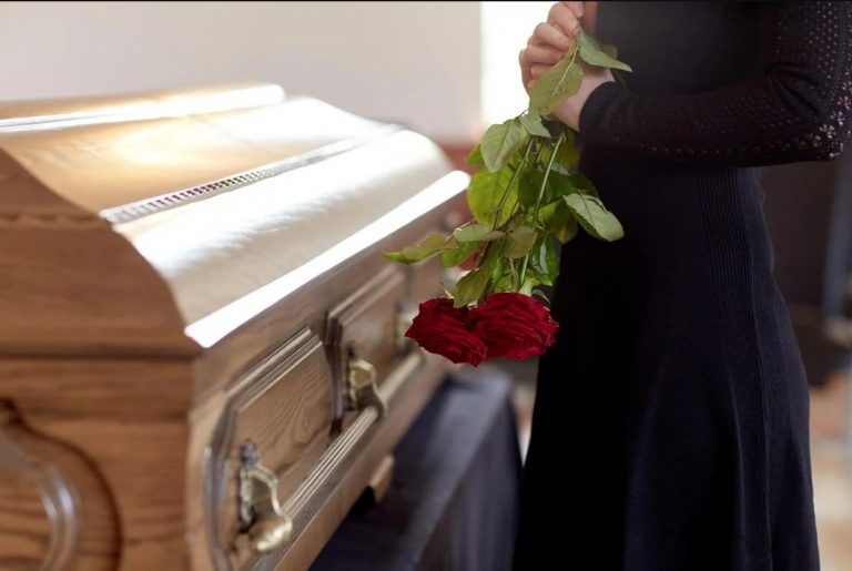 Женщина грабила дома, пока жильцы были на похоронах супругов