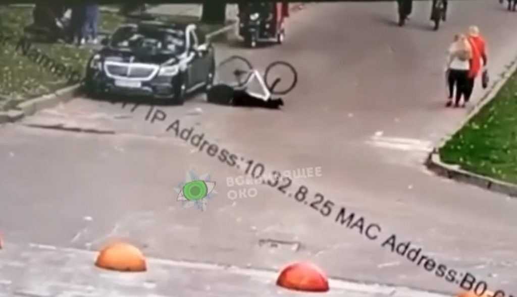 В Киеве невнимательный велосипедист влетел в припаркованный Mercedes (ВИДЕО)