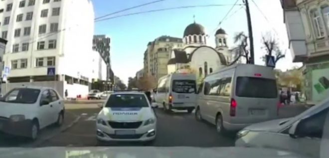 «Мгновенная карма»: В Киеве водитель решил схитрить и тут же был наказан (ФОТО, ВИДЕО)