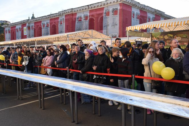 Мировой рекорд: в Киеве приготовили 130-метровую шаурму (ФОТО)