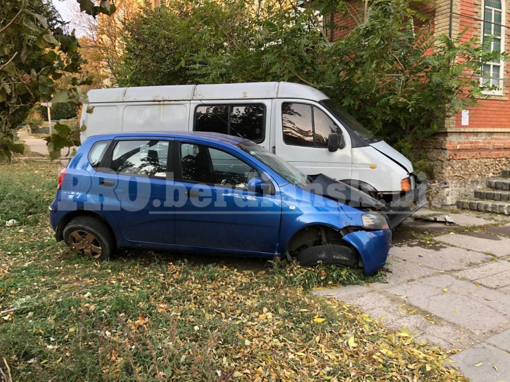 В Бердянске микроавтобус протаранил Chevrolet (ФОТО)