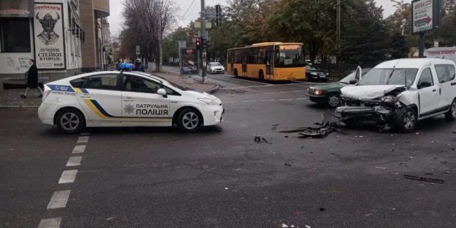 Не работал светофор: В Днепре на перекрестке произошло ДТП (ФОТО)