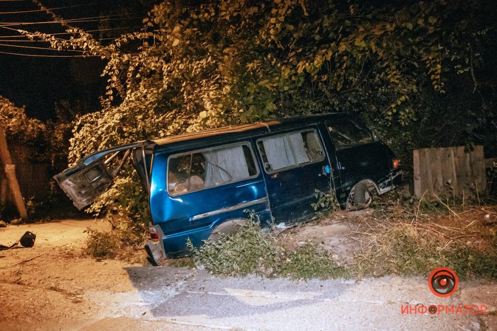 В Днепре пьяная женщина-водитель снесла забор (ФОТО)