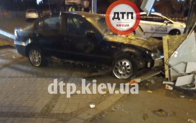 В Киеве BMW влетел в киоск: пострадал продавец (ФОТО)