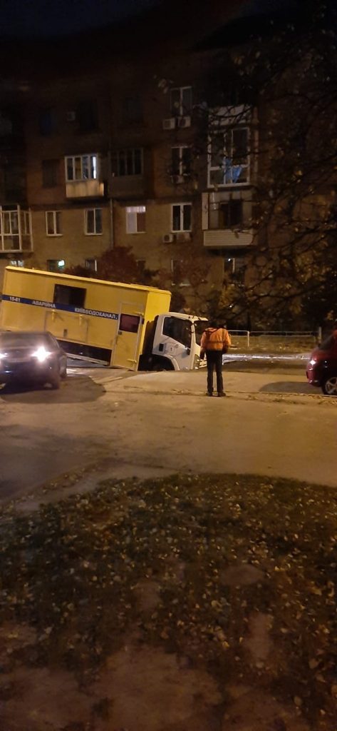 В Киеве «аварийка» водоканала провалилась под асфальт (ФОТО)