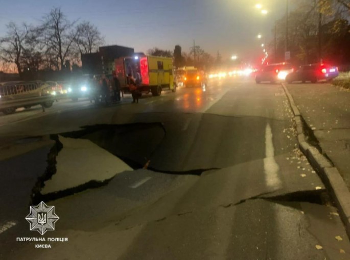 В Киеве на оживленной дороге образовался «портал в ад» (ФОТО, ВИДЕО)