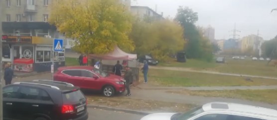 В Киеве прохожий ополчился на водителя за езду по тротуару (ФОТО, ВИДЕО)