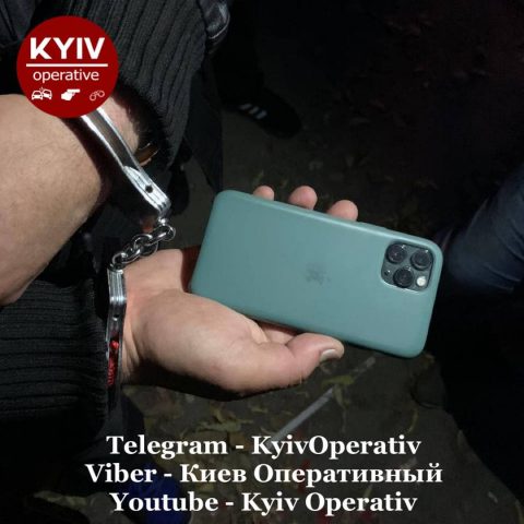 В Киеве «гастролеры» вытащили у женщины IPhone 13 (ФОТО)