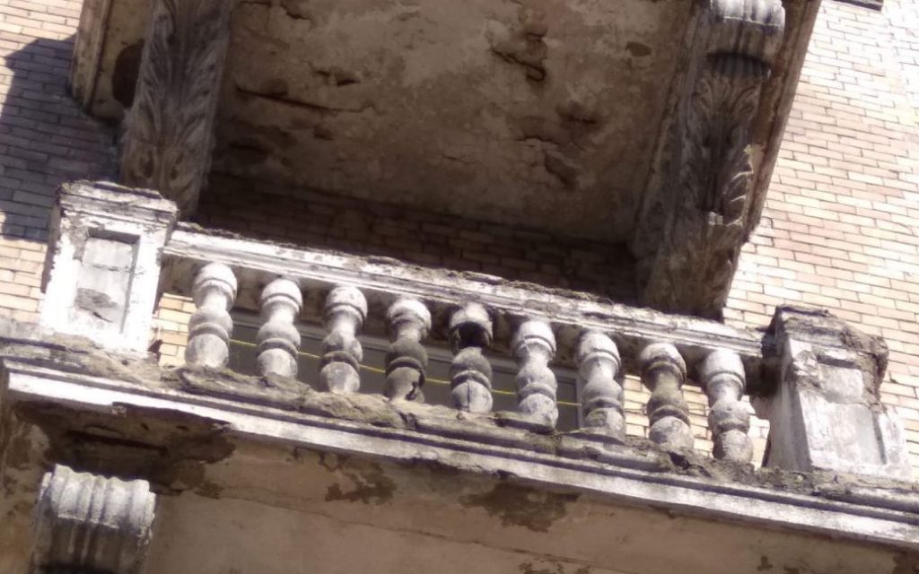 В Луцке рухнувший кусок балкона едва не убил прохожего (ФОТО)