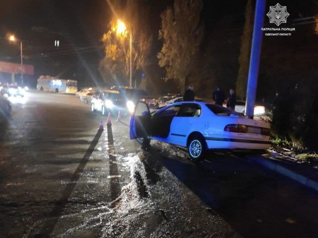 В Одессе автоледи на Toyota протаранила столб (ФОТО)