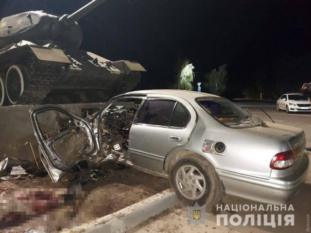 В Одесской области водитель Nissan врезался в памятник с танком (ФОТО)