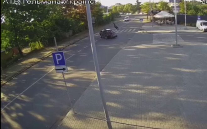 В Ужгороде мотоциклист врезался в ВАЗ и пролетел десяток метров в воздухе (ФОТО, ВИДЕО)