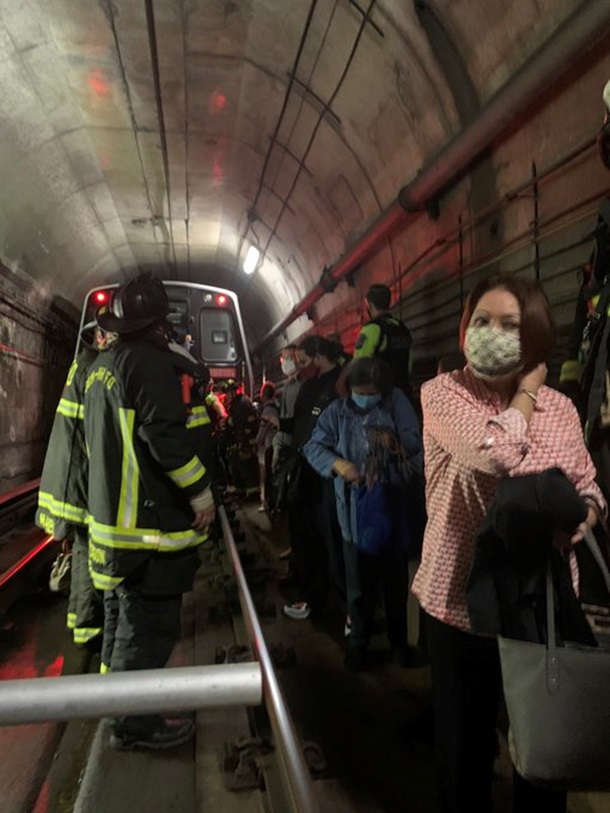 В Вашингтоне сошедший с рельсов вагон метро застрял в тоннеле (ВИДЕО)