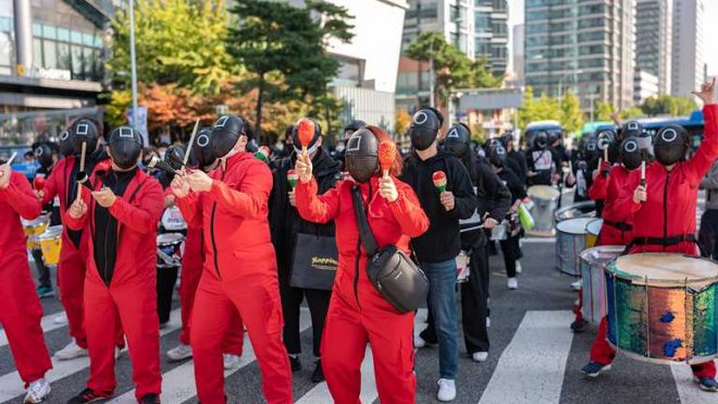 В Корее бастовали тысячи людей в костюмах из &#171;Игры в кальмара&#187; (ФОТО)