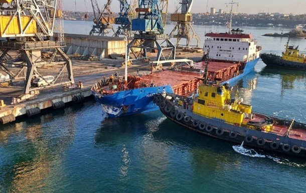 В порту Черноморска турецкий корабль столкнулся с причалом (ФОТО)