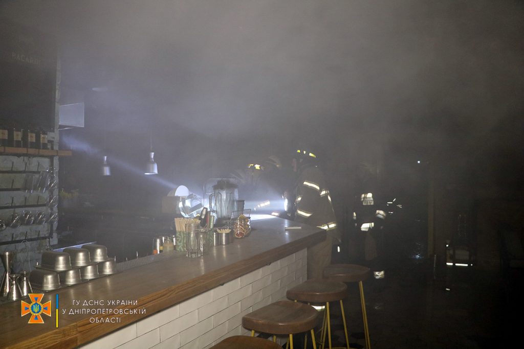 В центре Днепра внезапно загорелось кафе (ФОТО, ВИДЕО)