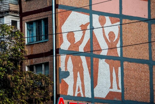 В центре Запорожья при утеплении дома замуровали мозаику (ФОТО)