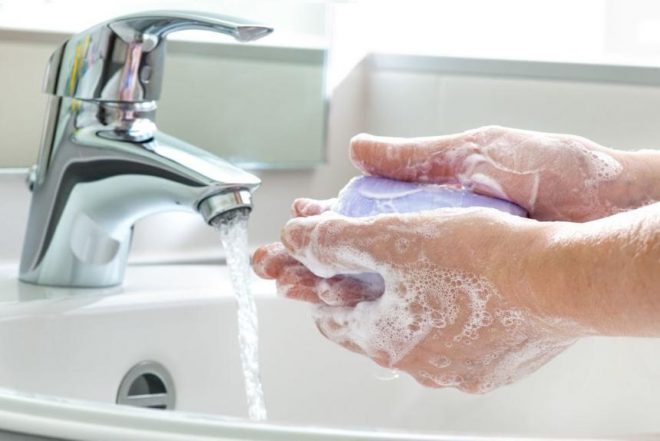 Частое мытьё рук назвали опасным для здоровья