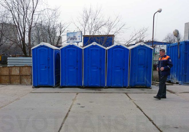 Хулиганы в Луцке перевернули уличный туалет с людьми (ФОТО, ВИДЕО)