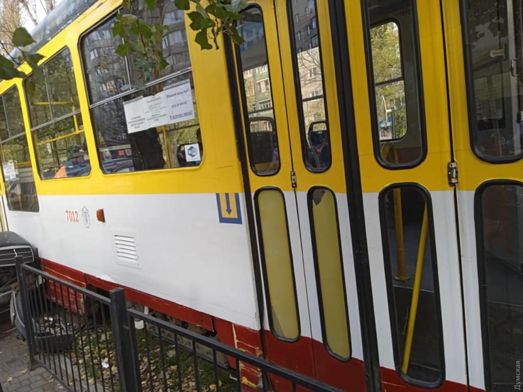 В Одессе трамвай смял легковушку (ФОТО)