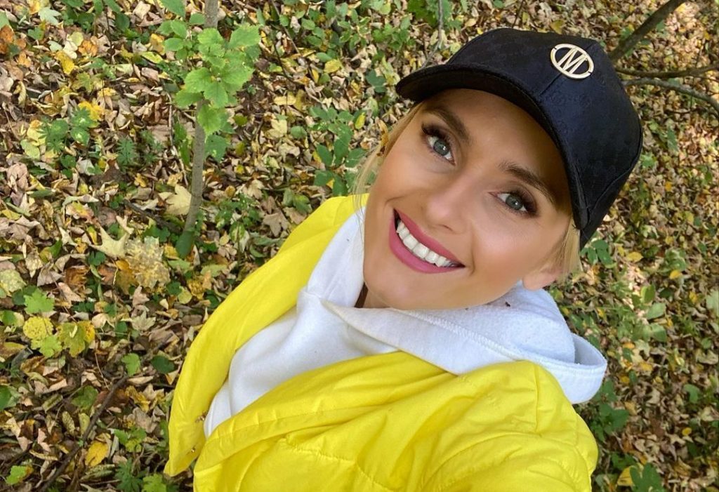 Ирина Федишин в стильной желтой куртке собирала грибы (ФОТО)