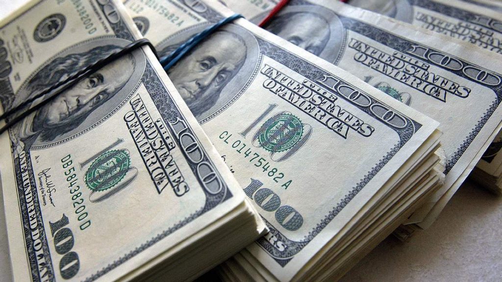 Кабмин снизил курс доллара перед длинными выходными