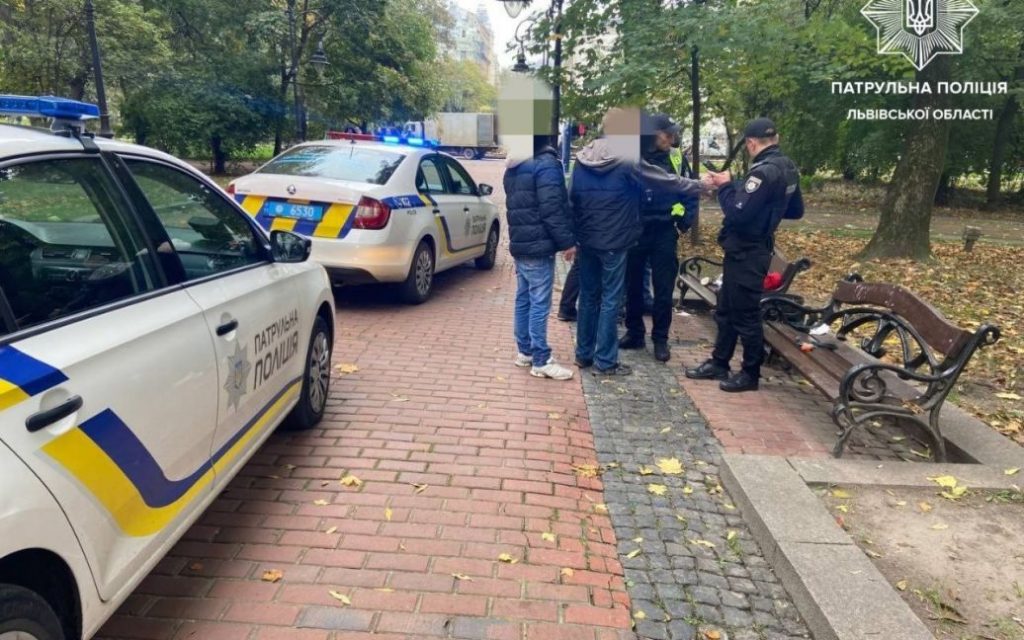 В центре Львова в парке трое мужчин устроили стрельбу (ФОТО) 