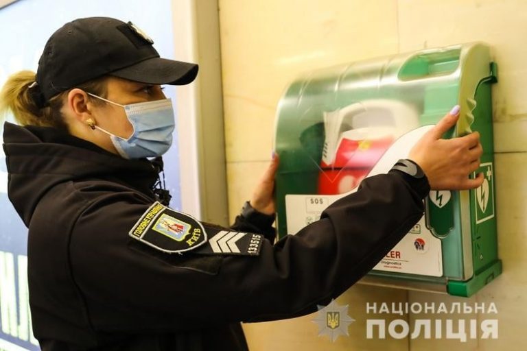 В столичном метро девушка-полицейский спасла мужчину: у него остановилось сердце (ФОТО, ВИДЕО)