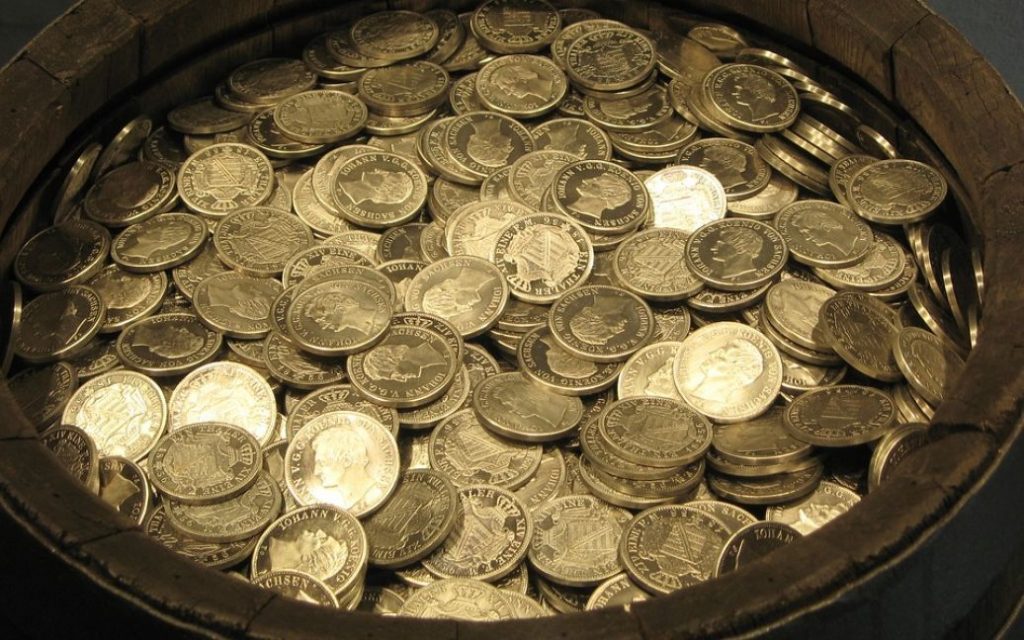 В своем доме французы обнаружили клад с золотыми монетами (ФОТО)