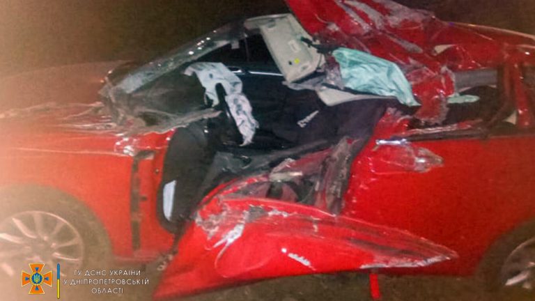 На трассе «Киев–Луганск–Изварино» столкнулись Audi и грузовик: водителя зажало в авто (ФОТО)