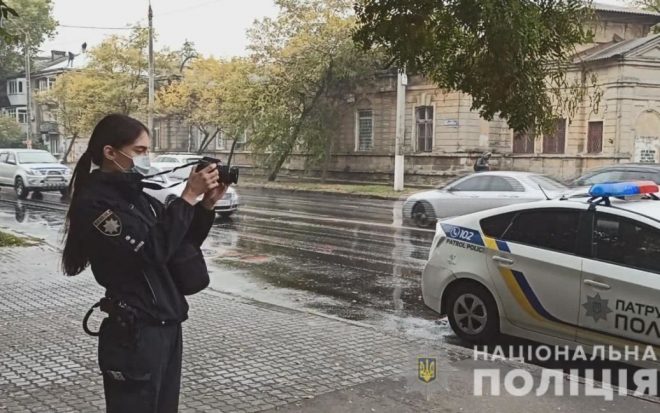 В Одессе мужчина на остановке устроил поножовщину (ФОТО)