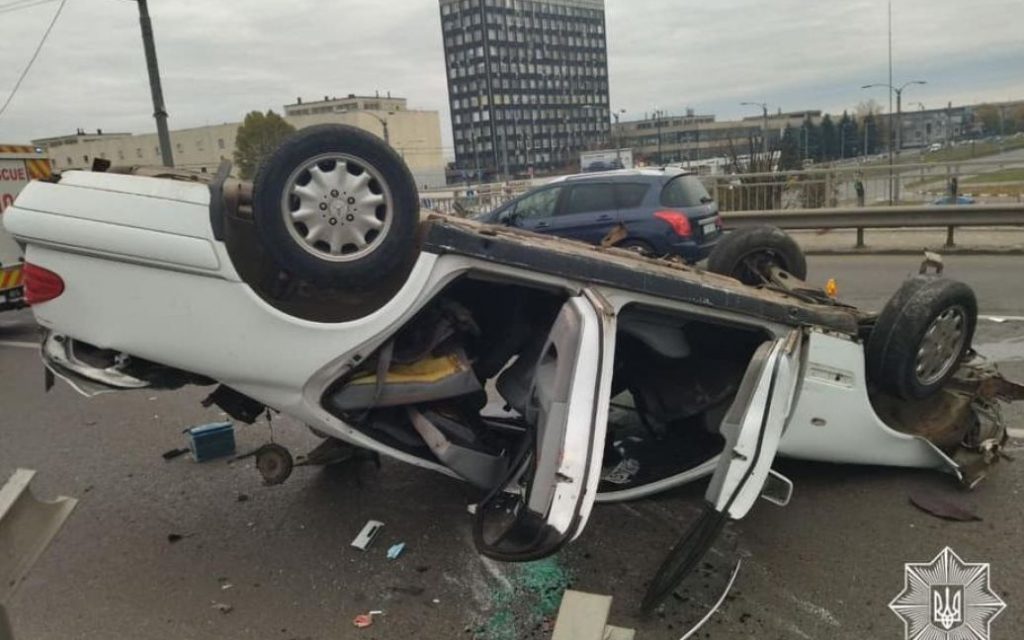 В Харькове водитель Mercedes врезался в отбойник: 3 пострадавших (ФОТО, ВИДЕО)