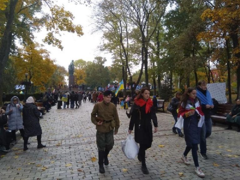 В Киеве в парке Шевченко собираются националисты (ФОТО)