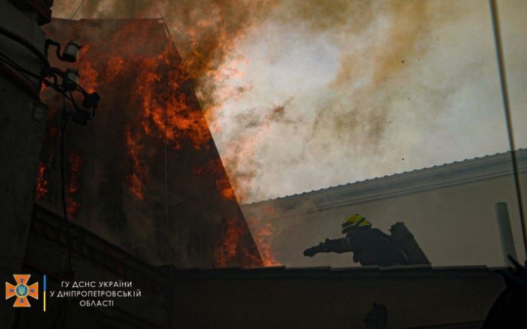 В Днепре произошел масштабный пожар в жилом доме (ФОТО) 