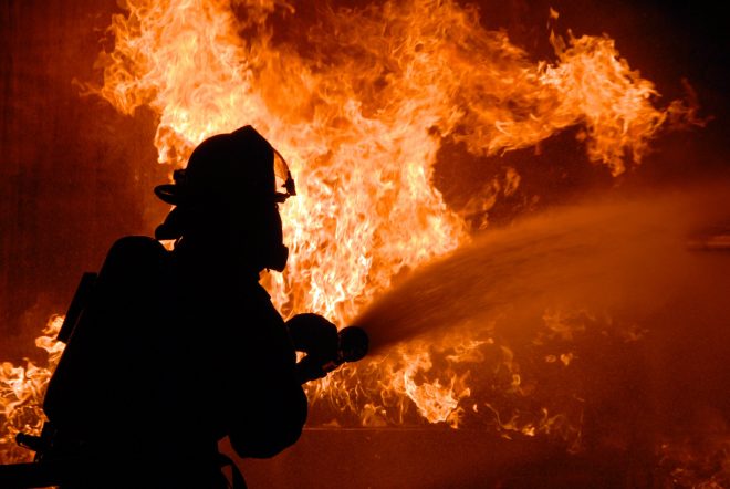 В Сумах горела квартира: из огня вытащили мальчика (ВИДЕО)