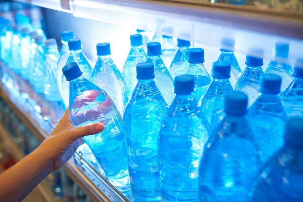 Диетолог рассказала о вреде бутилированной воды 