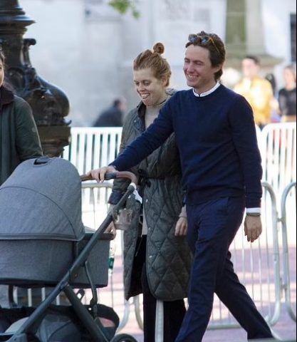 Принцессу Беатрис заметили на прогулке в Лондоне с новорожденной дочкой (ФОТО)