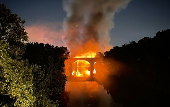 В Риме сгорел старинный мост: обломки рухнули в Тибр (ФОТО)