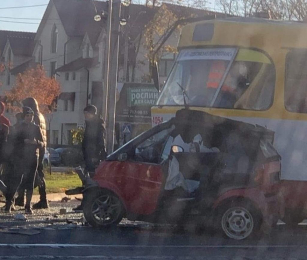 В Одессе Smart врезался в трамвай: водителя авто госпитализировали (ФОТО)