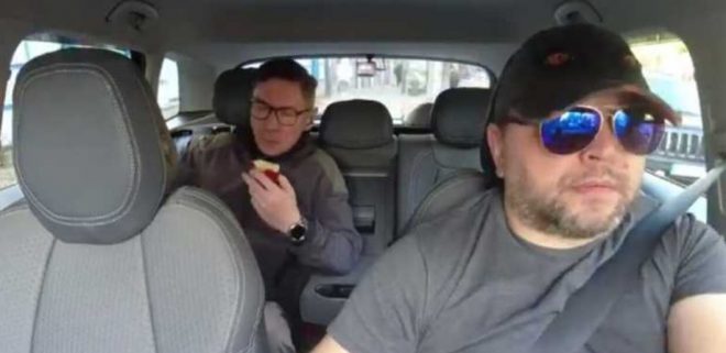 Киевский таксист выгнал пассажира с яблоком (ВИДЕО) 